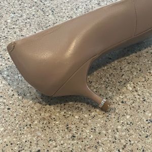 Kenneth Cole New York 2” kitten heels